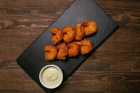 Креветки темпура с соусом васаби