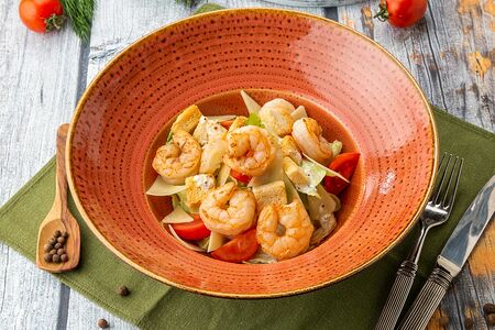 Салат Цезарь с креветками