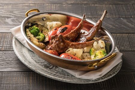 Каре ягненка с овощами на гриле