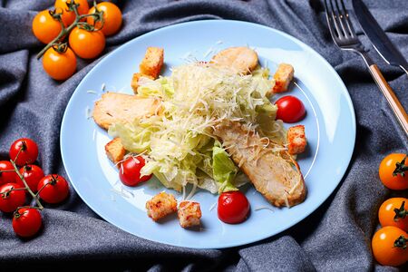 Салат Цезарь с курицей