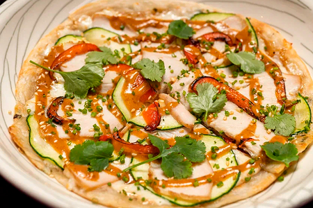 Роти с пастрами из индейки, цукини и соусом