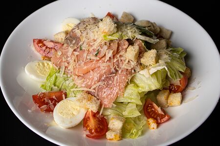 Салат Цезарь с красной рыбой