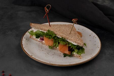 Сэндвич со слабосоленой рыбой