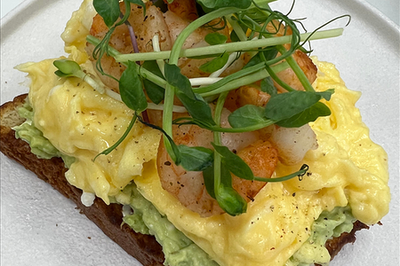 Скрэмбл на сливочной бриоши с мятым авокадо и креветками