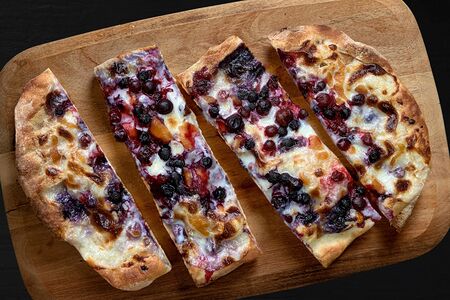 Пицца десертная с ягодами