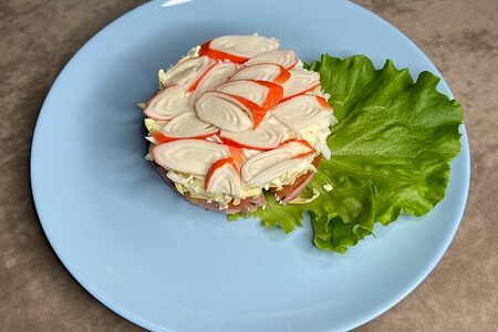 Салат с ветчиной и крабовыми палочками