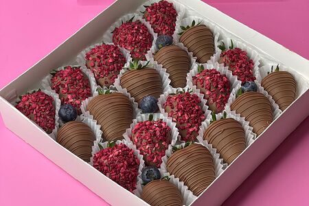 Клубника в молочном шоколаде с сублимированной малиной Мечта о лете