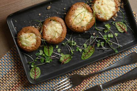 Шампиньоны фаршированные сулугуни