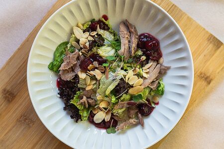 Салат с томленой уткой и вишневым соусом