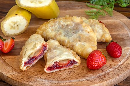 Чебурек с клубникой и бананом