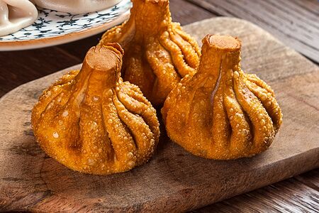 Жареные хинкали с 2 видами сыра