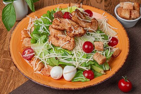 Салат Цезарь с курицей