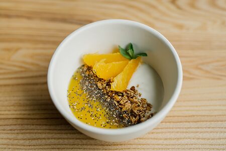 Греческий йогурт с гранолой, апельсином и манго-соусом