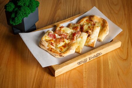 Фокачча с моцареллой и беконом