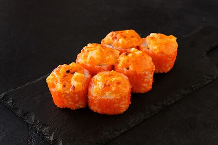 Запеченный ролл с лососем и гребешком Катана