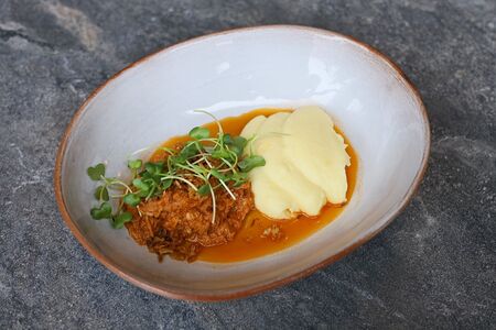 Рваная свинина с сырным пюре