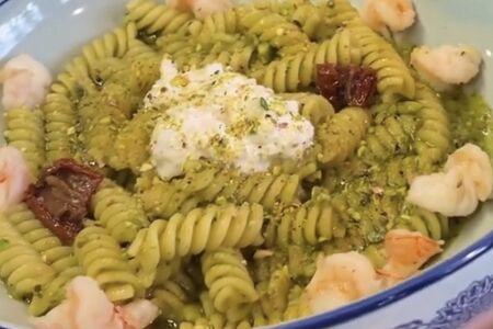 Фузили с креветками, страчателлой и песто