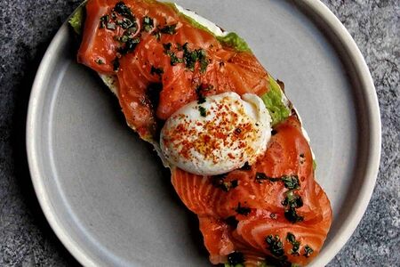 Брускетта с форелью и авокадо