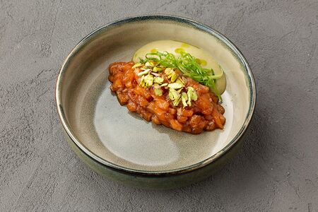 Тартар из лосося с кремом из авокадо и фисташек