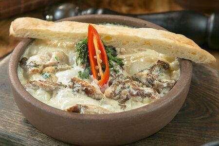 Цыпленок чкмерули на кеци