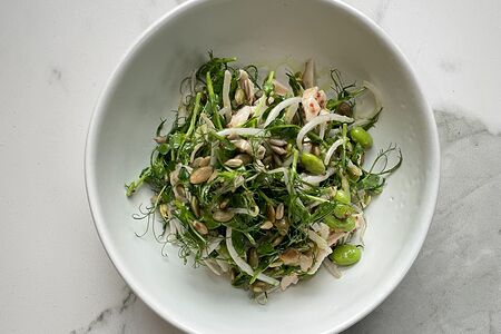 С индейкой, зелеными ростками и медово-горчичной заправкой