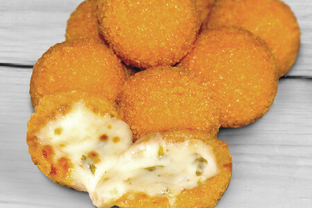 Шарики с моцареллой и халапеньо