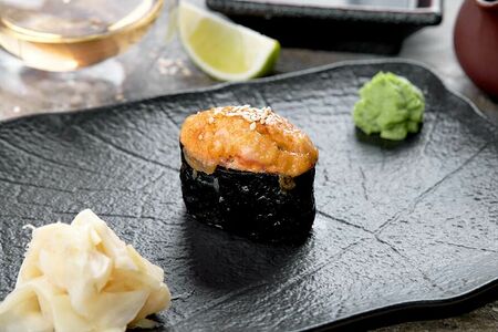 Запеченные суши с креветкой