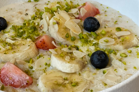 Овсяная каша с ягодами и орехами