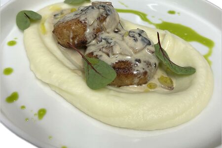 Д Куриные котлеты с пюре и грибным соусом