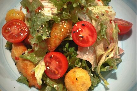 Салат с сыром фри