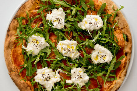Пицца со страчателлой и руколой