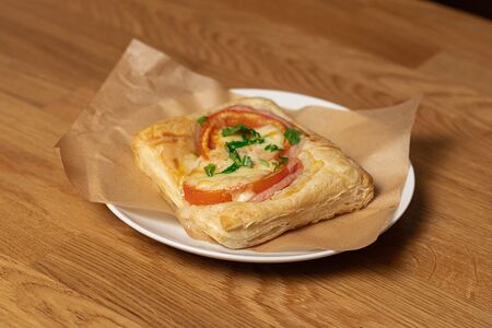 Слойка с томатами и ветчиной