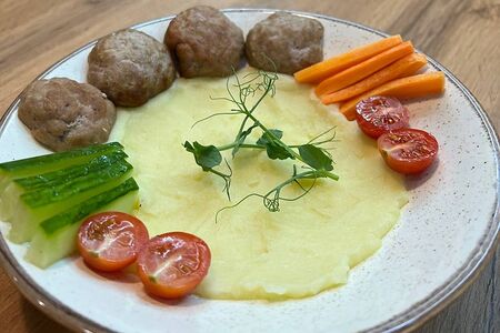 Котлетки из индейки с картофельным пюре и овощами