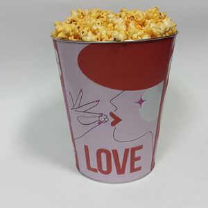 Сырный попкорн в жестяном ведре