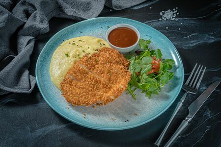 Шницель с розовыми томатами