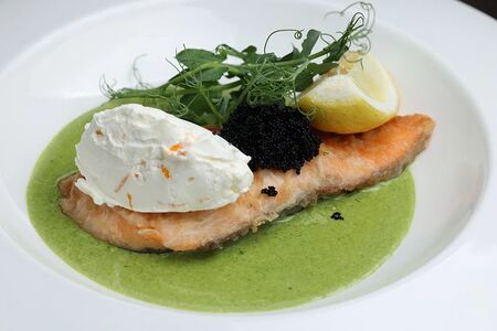 Филе форели с соусом из шпината и цитрусовым сыром 