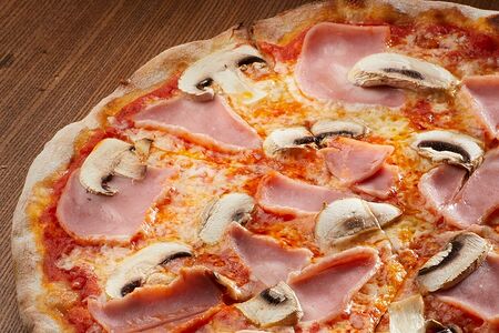 Пицца с ветчиной и грибами