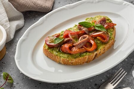 Брускетта с маринованной паприкой, гуакамоле и анчоусами
