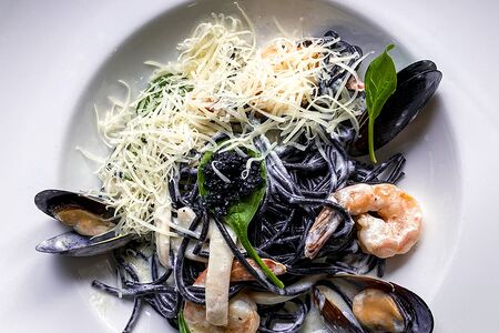 Спагетти с морепродуктами в томатном соусе