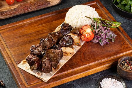 Печень ягненка на шпажках с гарниром