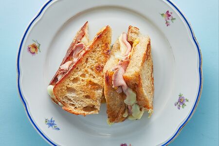 Гриль-чиз с прошутто котто и песто