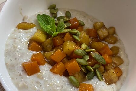 Овсяная каша с яблоком и фундуком