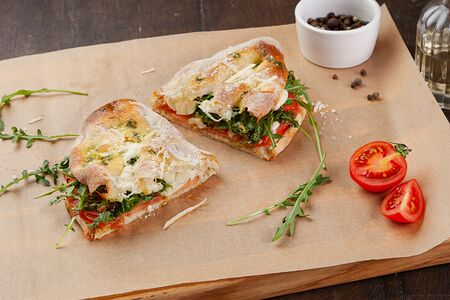 Сэндвич-панини с сыром моцарелла и свежими томатами