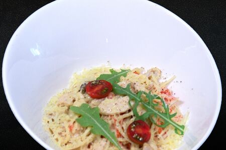 Паста с куриным филе и овощами