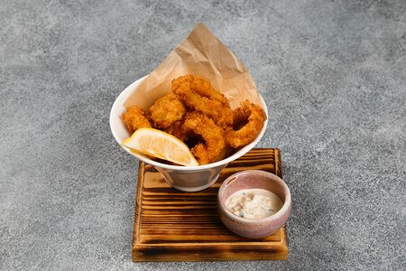 Хрустящие кольца кальмаров с соусом тар-тар