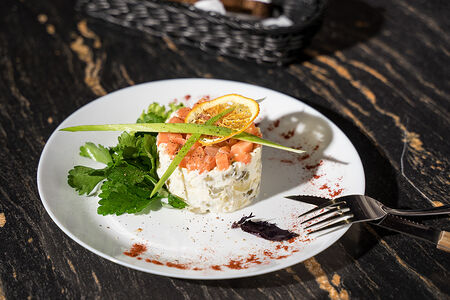 Салат Оливье с лососем