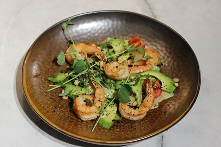 Салат с тигровыми креветками и авокадо