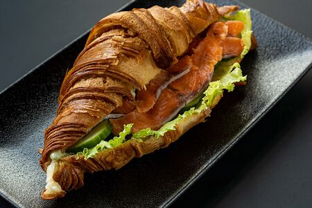 Сэндвич с лососем и зеленым маслом