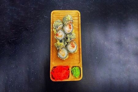 Жареный ролл с креветкой