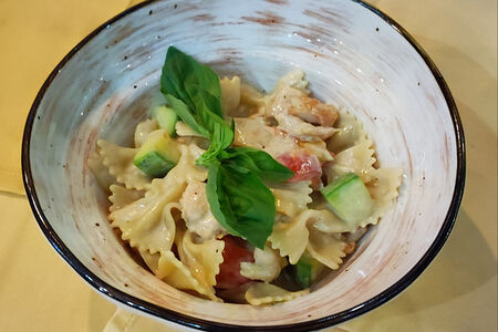 Фарфалле с курицей и цукини